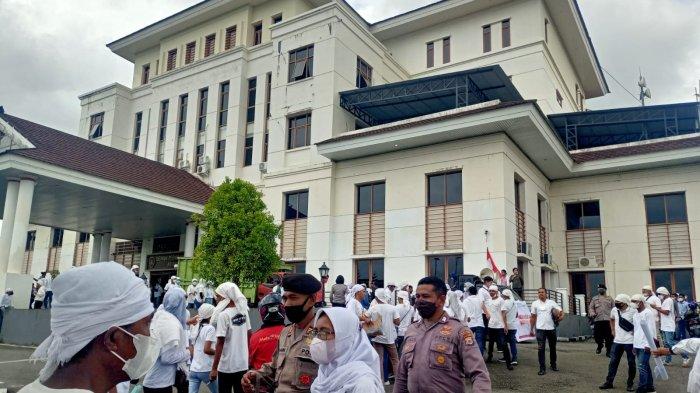 Usai Sampaikan Tuntutan ke DPRD Maluku, Massa Aksi Ory-Pelauw Lanjut ke Gong Perdamaian