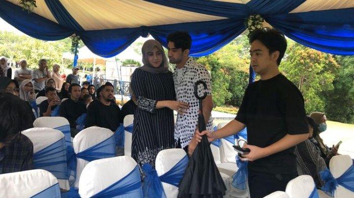 Reza Rahadian Terlihat Hadiri Pemakaman Ashraf Sinclair di San Diego Hills