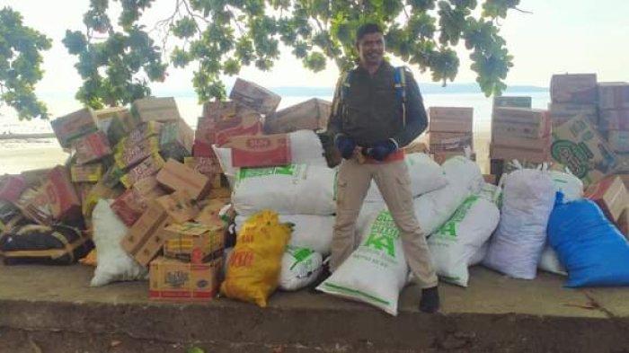 Hasil Patungan Pegawai, Kemenag Maluku Tengah Beri Uang Tunai Hingga Ubi-ubian Tuk Pengungsi Kariu