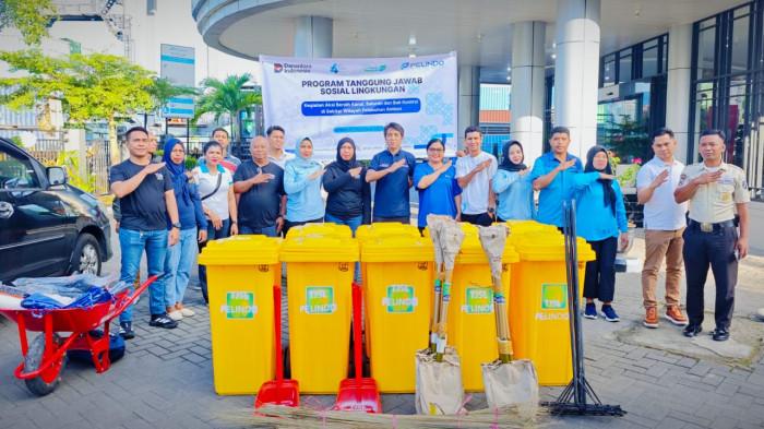 Cegah Banjir, Pelindo Ambon Gandeng Warga Bersihkan Selokan di Jalan Yos Sudarso