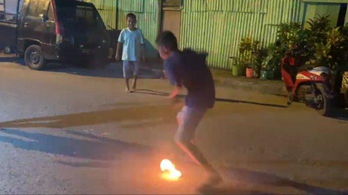 Main Bola Api dengan Kaki Telanjang; Tradisi Ramadan Bocah Waihaong Ambon