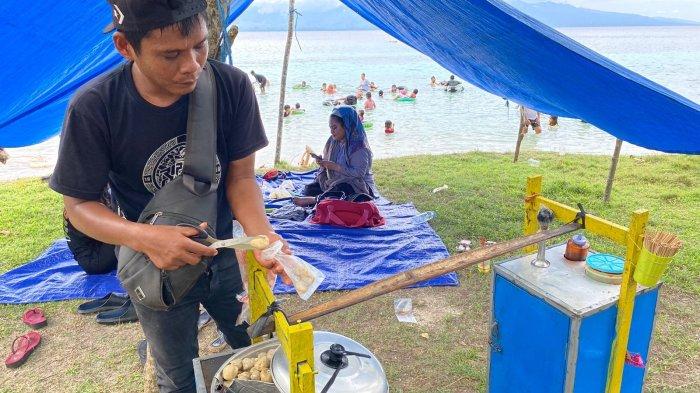 Berkah Idul Fitri, Pedagang Cilok di Pantai Hunimua Raih Rp 2 Juta Dalam Dua Hari