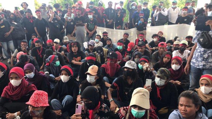 Massa Aksi Kariu Bersaudara Padati DPRD Maluku