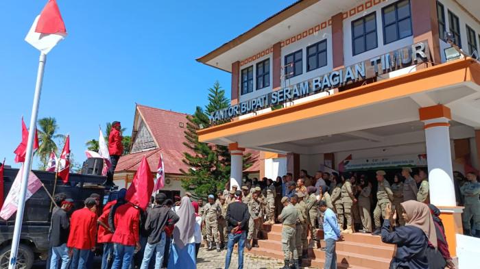 Jawab Tuntutan Masa Aksi, Wabup SBT Akui Sulit Tembus GAKKUM Soal Konflik Agraria di Teluk Waru