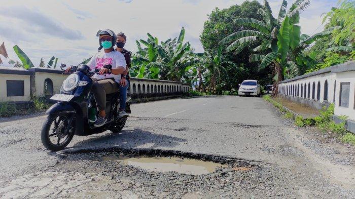 Hati-hati Kalau Lewat Amanhuse Ambon, Jalan di Situ Banyak Lubang, Ada Lebih dari 100!