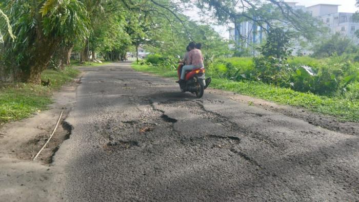 Mahasiswa Keluhkan Jalan Rusak Dalam Area Unpatti, Disebut Tak Ada Penanganan