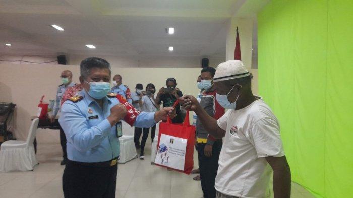 Bantu Warga Terdampak Covid-19, Kanwil Kemenkumham Maluku Bagikan Ratusan Paket Sembako