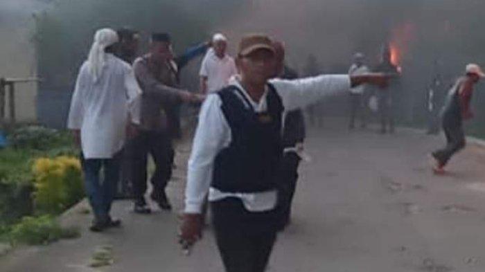 Beredar Foto AKP Subhan di Tengah Pertikaian, Roem: Kapolsek di Lapangan Bantu Halau Massa