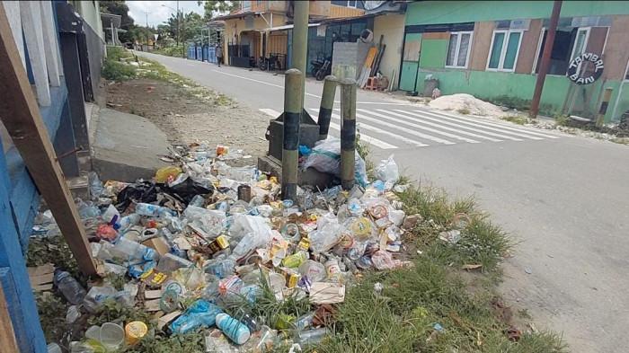 Kondisi Simpang Lima Namlea Dipenuh Sampah, Padahal Bukan TPS
