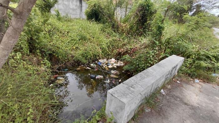 Genangan di Jalan Danau Rana Berubah Jadi Kolam Kotor, Diduga Bekas Galian Proyek Tanpa Drainase