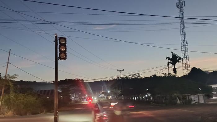 Lampu Merah di Perempatan Kota Bula Mati, Pengendara Keluhkan Lalu Lintas Semrawut