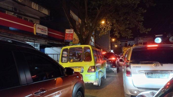 Macet Malam Minggu, Kendaraan Mengekor di Jl Tulukabessy Ambon