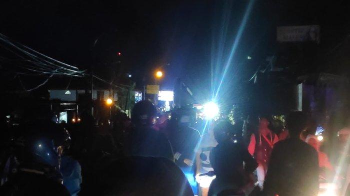 Pohon Tumbang di Lateri Masih Tutup Jalan, Kendaraan Menumpuk Hingga Putar Balik