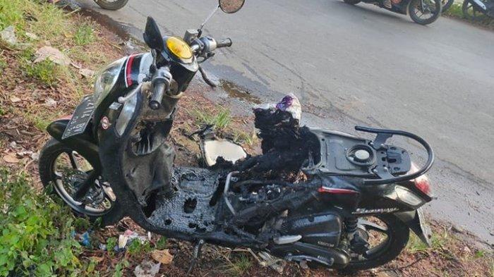 VIRAL Sepeda Motor Hangus Terbakar Hingga Jok Terlepas, Diduga Gara-gara Simpan HP di Bagasi