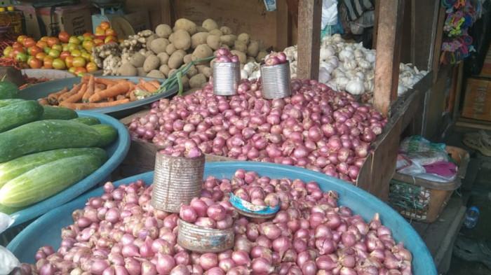 Harga Barang di Pasar Impres Namlea: Tomat Naik, Cabai dan Lemon Cina Turun