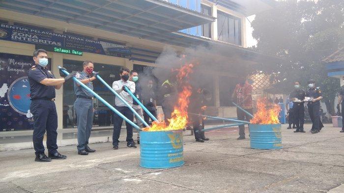 Kantor Bea dan Cukai Ambon Musnahkan Ratusan Barang Bekas Asal Belanda