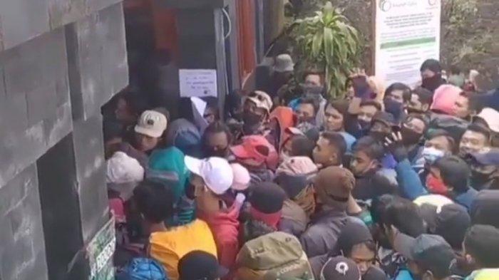 VIRAL Video Pintu Masuk Gunung Lawu Jalur Cemoro Sewu Penuh Sesak oleh Pendaki, Tak Jaga Jarak