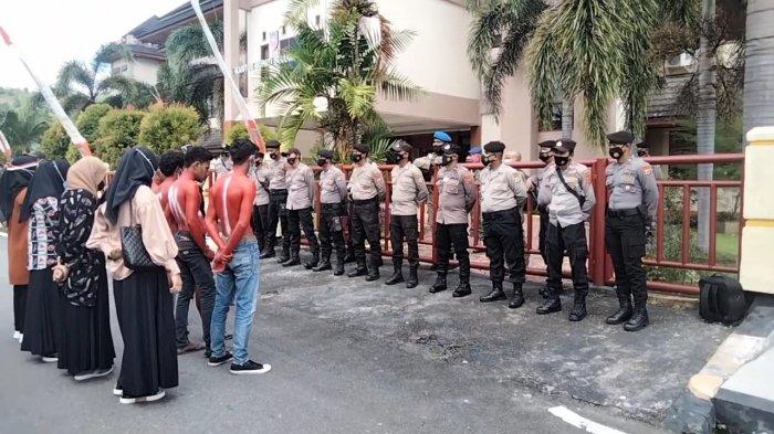 Polisi Kerahkan 38 Personel Kawal Aksi Mahasiswa Kritik Birokrasi di Maluku Tengah