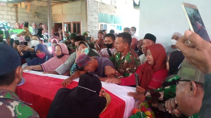 Isak Tangis Pecah Saat Jenazah Praka Rahman Tomilawa Tiba di Rumah Duka