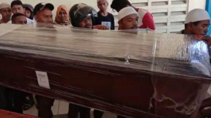 Haru, Jenazah Bek Timnas U16 Indonesia Alfin Lestaluhu Disambut Puluhan Orang