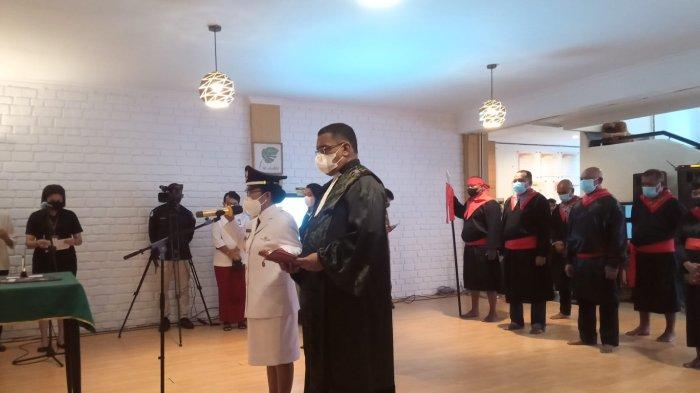 Louhenapessy Kembali Lantik Stella Tupanellay Jadi Raja Negeri Hallong - Ambon