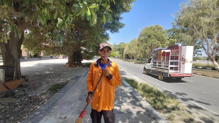 Berkat Sapu Lidi, Udin Wally Sekolahkan Dua Anak Hingga Perguruan Tinggi