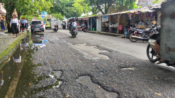 Jalan Rusak di Kawasan Pendidikan, Kelurahan Wainitu Ambon Resahkan Masyarakat