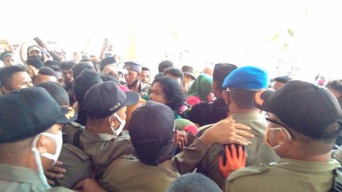 Pedagang Pasar Mardika Ricuh dengan Satpol PP saat Demo Tolak Perwali 16 Tahun 2020