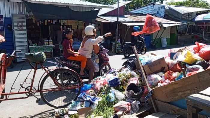 Sampah Menumpuk di Pasar Binaiya, Hampir Meluber ke Bahu Jalan