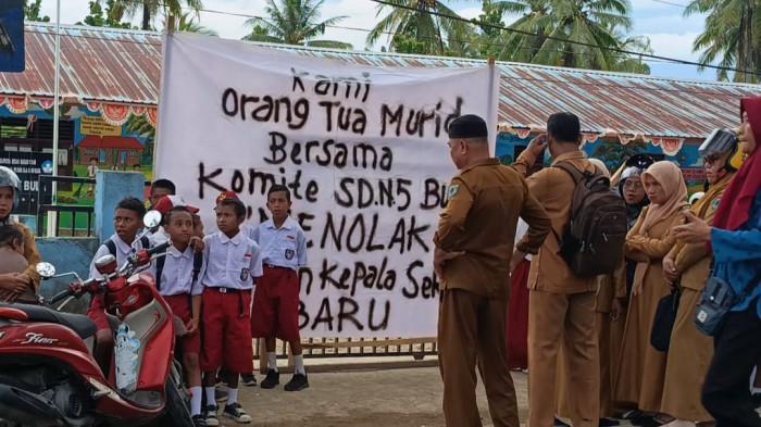 Sekolah Dipalang Orang Tua murid, Guru SD Negeri 5 Bula Ajak Siswa Belajar di Rumah