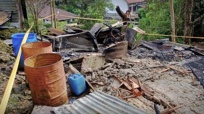 Kebakaran Hanguskan Rumah Papan di Kelurahan Benteng - Ambon Kerugian Ditaksir Rp 50 Juta