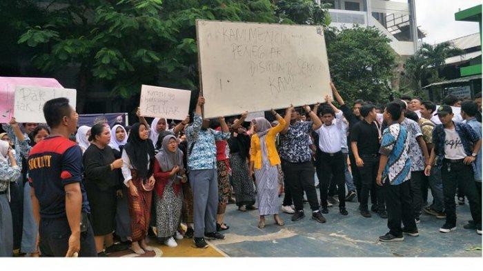 Viral Guru Pukul Siswa yang Terlambat Dipindahtugaskan, Murid SMAN 12 Unjuk Rasa: Pak, Jangan Pergi