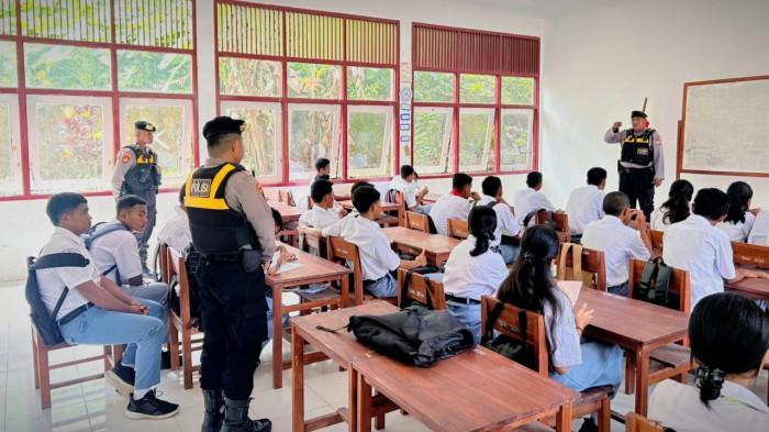 Patroli ke SMA 7 Ambon, Polisi Peringatkan Pelajar Stop Tawuran, Edukasi Bahaya Miras dan Narkoba