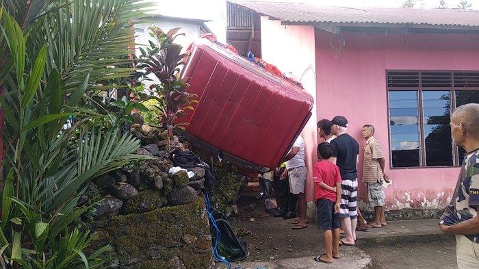 Tiba-tiba Terjungkal, Sopir Hilang Kendali Tabrak Rumah Warga di Kawasan Ahuru