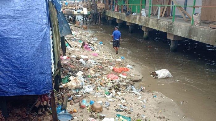 Pedagang Resah, Tumpukan Sampah di Pasar Apung Ambon Belum Diangkut