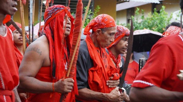 Hasil Pencarian Dibawa ke Baileo Negeri Tuhaha, Kelapa Dibungkus Pakai Kain Merah