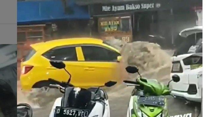 Viral Mobil Terseret Arus saat Banjir di Bandung, Ini Faktanya