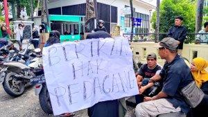 Demo-kantor-gub-pasar-mardika-zzz.jpg