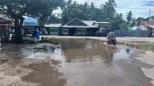 Jalan-Namlea-tergenang.jpg