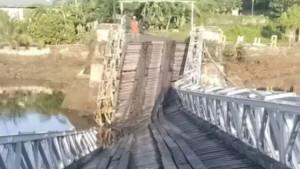 Jembatan-rumah-dian-dian-di-Pulau-Tetoat-ambruk.jpg