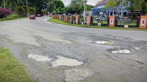jalan-bandara-rusak.jpg