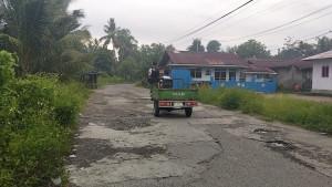 jalan-rusak-wai.jpg