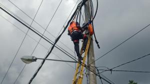 petugas-pln-perbaiki.jpg