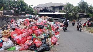 sampah-di-Jalan-Tanjakan-2000-KECE.jpg
