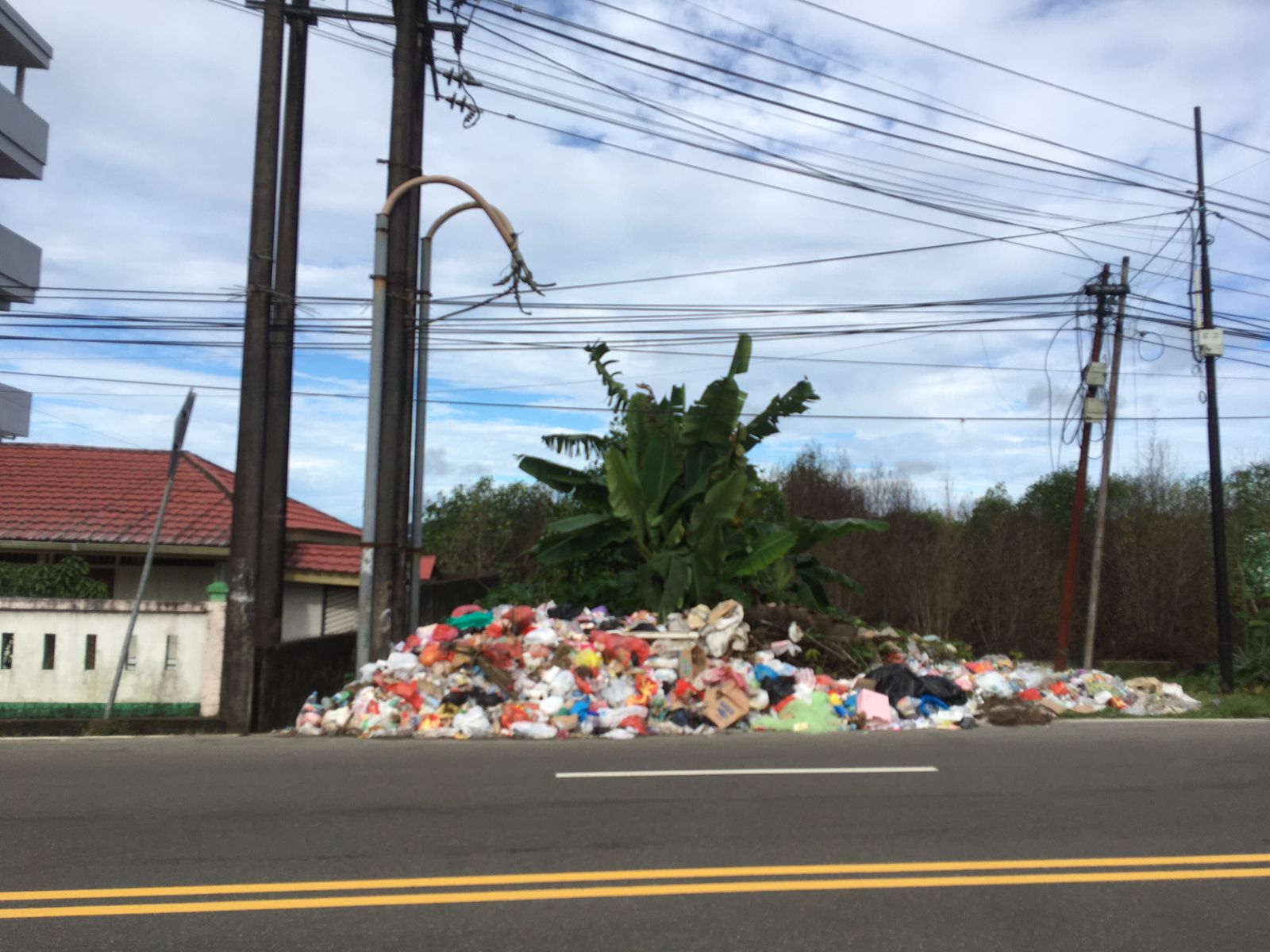 Warga Harap Petugas Kebersihan segera Angkut Tumpukan Sampah di Kecamatan Teluk Ambon