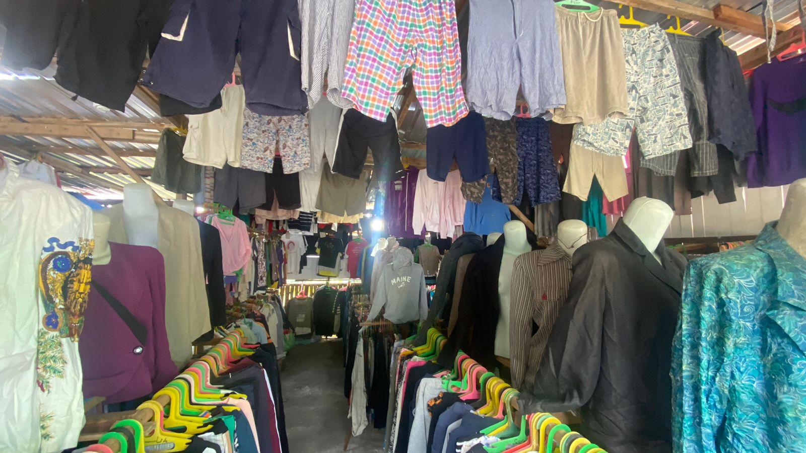 Berburu Pakaian Thrifting di Cakbor Manusela, Semua Merek Dijual Murah