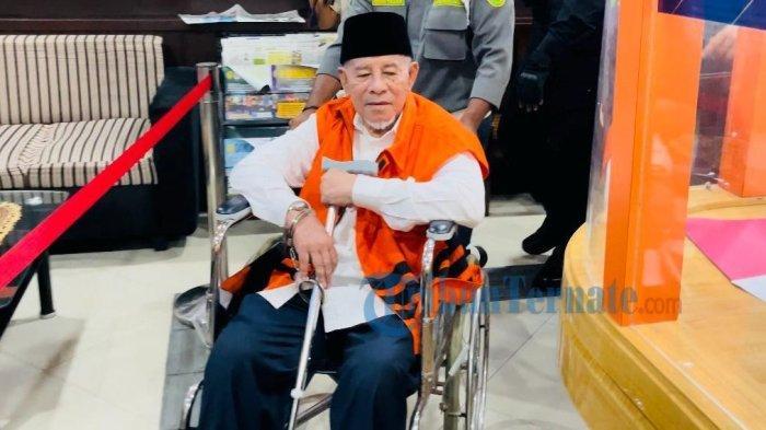 Kenakan Rompi Orens saat Tiba di PN Ternate, Abdul Ghani Kasuba Jalani Sidang Perdana