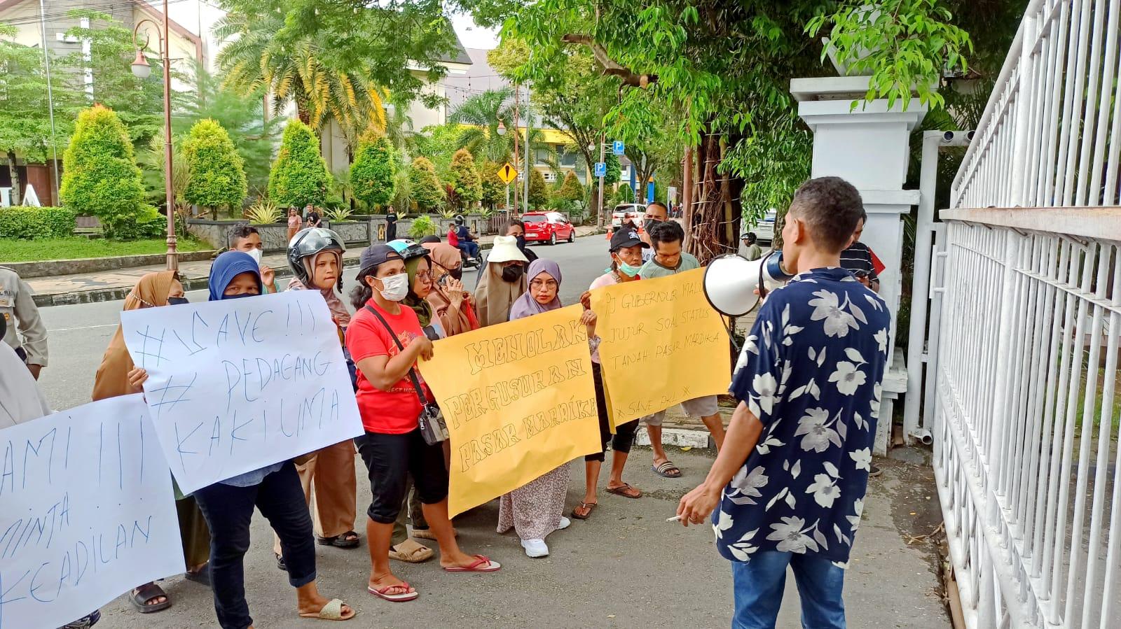 Sejumlah Pedagang Kaki Lima Pasar Mardika Demo di Kantor Gubernur Maluku