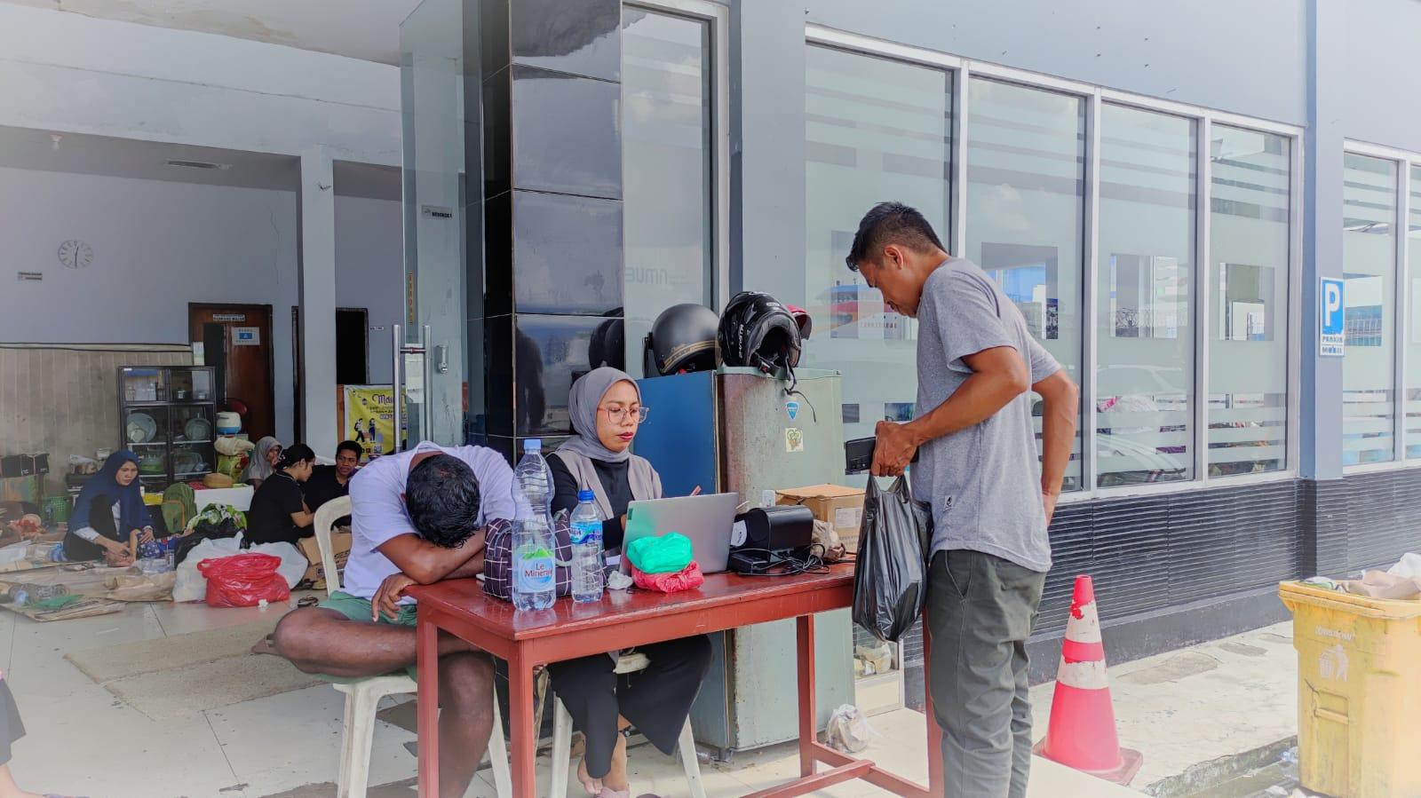 Meski Dipenuhi Pengungsi Kebakaran, Penjualan Tiket Tetap Berlangsung di Pelabuhan Slamet Riyadi