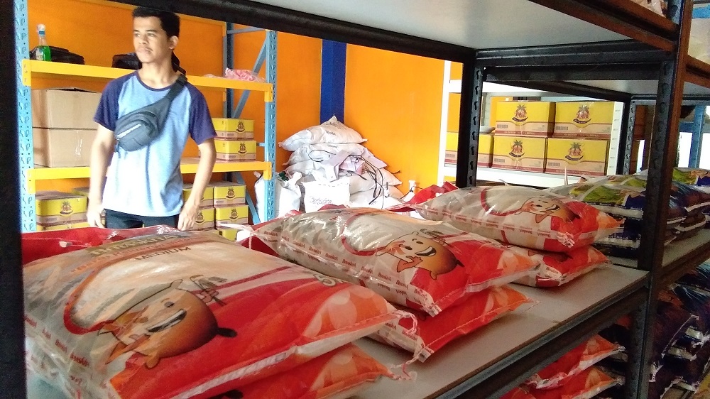 2-stok-beras-yang-dijual-pedagang-pasar-mardika-kota-ambon.jpg